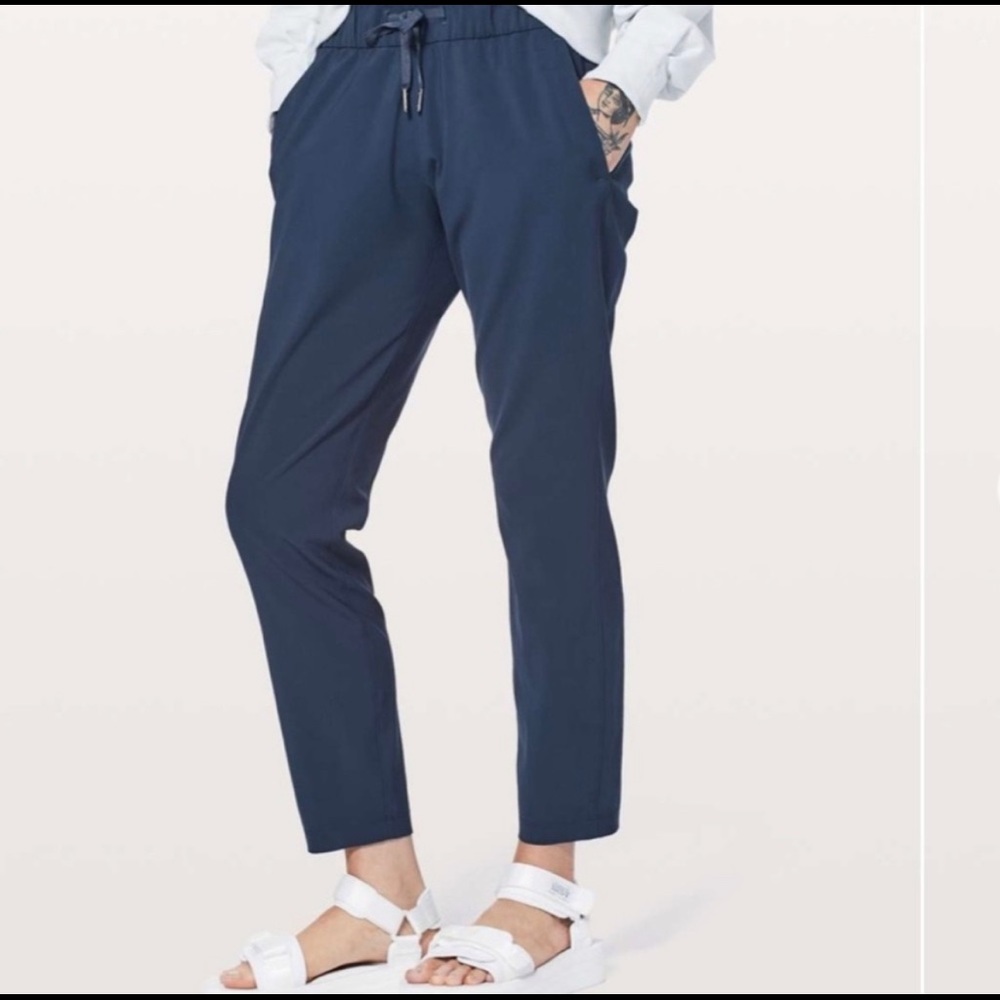 Lululemon On the Fly Pant - 7/8 woven navy blue
